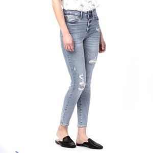 🆕 Judy Blue Minimal Destroyed Skinny